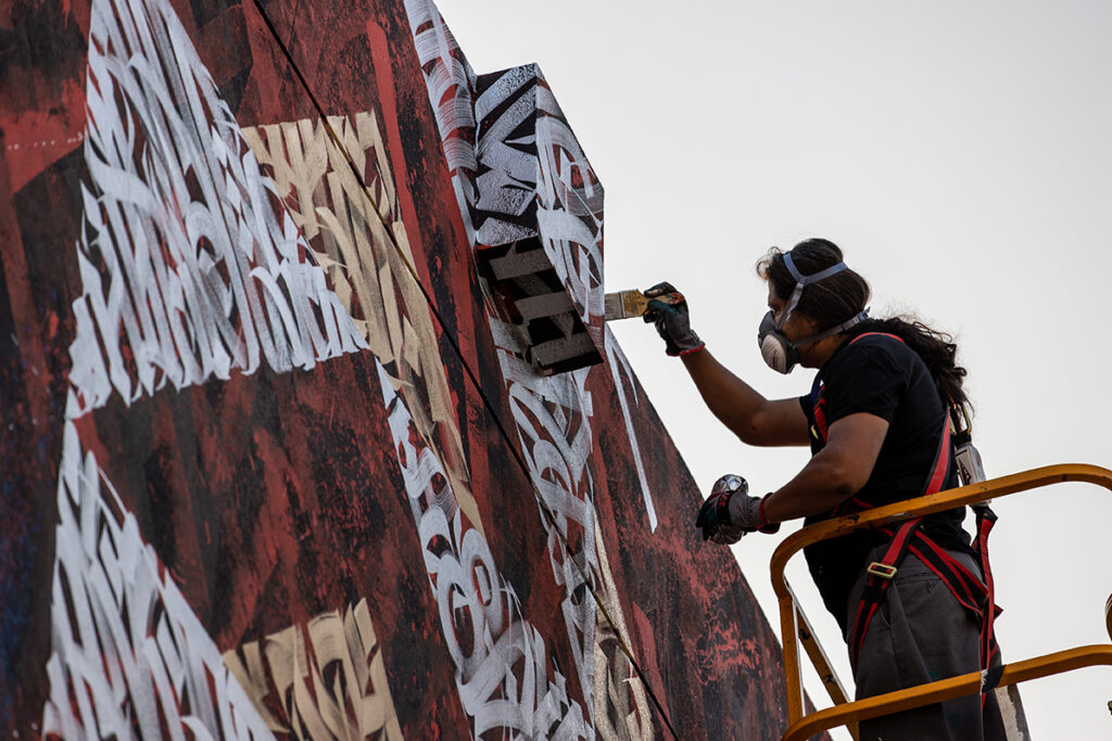 The contemporary Mexican artist Said Dokins is one of the outstanding exponents of this first edition in Doha, known for his large-format writing interventions in public spaces.