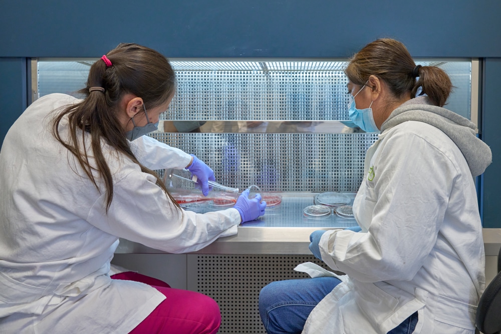 In a laboratory at Tec de Monterrey, the contemporary artist Said Dokins is shown in the midst of a work-in-progress experimentation for the Bio Recrituras project. Dra Carmen González, Aurea Ramírez and Paola Angulo working with the artist