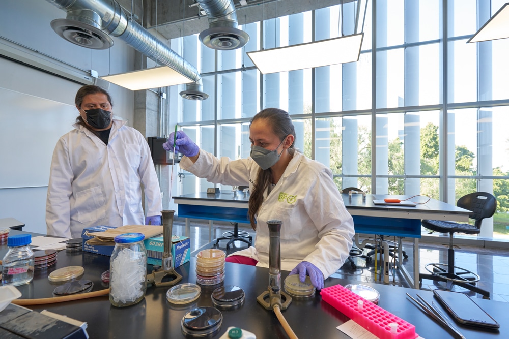In a laboratory at Tec de Monterrey, the contemporary artist Said Dokins is shown in the midst of a work-in-progress experimentation for the Bio Recrituras project. Dra Carmen González, Aurea Ramírez and Paola Angulo working with the artist
