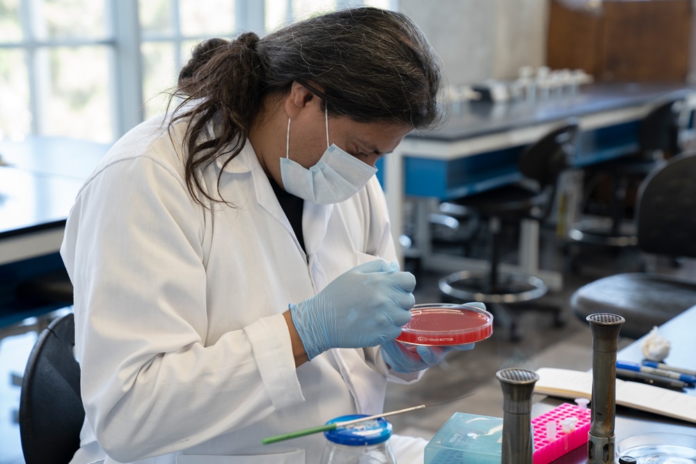 In a laboratory at Tec de Monterrey, the contemporary artist Said Dokins is shown in the midst of a work-in-progress experimentation for the Bio Recrituras project. Dra Carmen González, Aurea Ramírez and Paola Angulo working with the artist