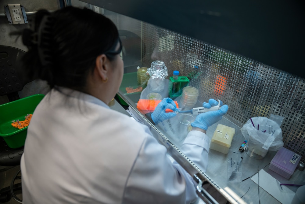 genetic transformation . In a laboratory at Tec de Monterrey, the contemporary artist Said Dokins is shown in the midst of a work-in-progress experimentation for the Bio Recrituras project. Dra Carmen González, Aurea Ramírez and Paola Angulo working with the artist